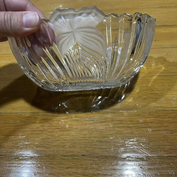 Vintage Mikasa oval shaped clear crystal glass candy bowl with satin bows 5"x7" - Picture 5 of 5